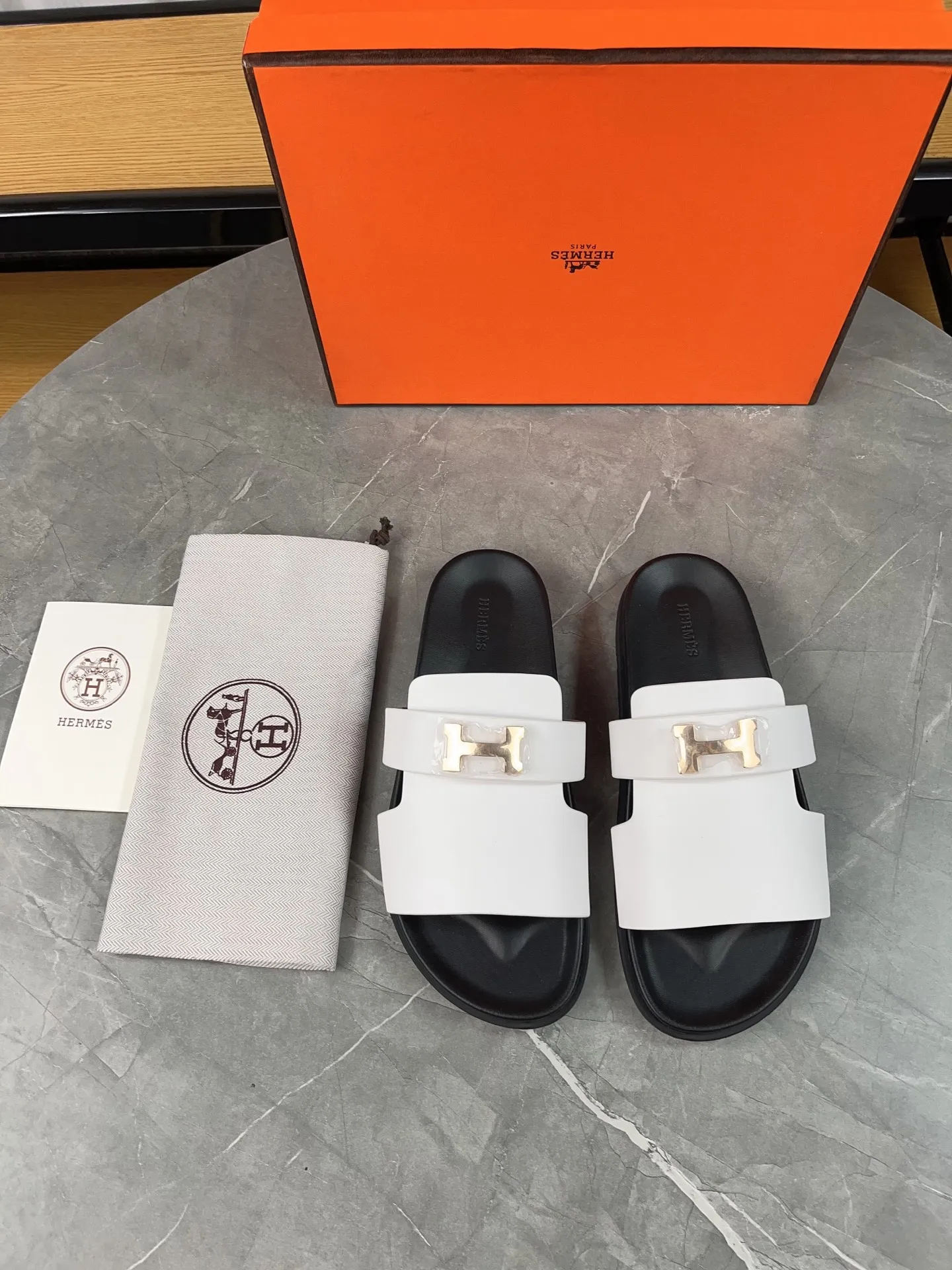 p440🐮🐮H family classic (couples) buckle slippers ✅ Hermes Hermes spring and summer sandals series! Classic style, always popular slippers - sandals, great with any combination! ! ! Upper: imported palmprint PU inner lining: imported mixed sheepskin Outsole: Tpu non-slip and wear-resistant outsole Female size: 35-40 (41 customized) Male size: 39-45 (39.45 customized)